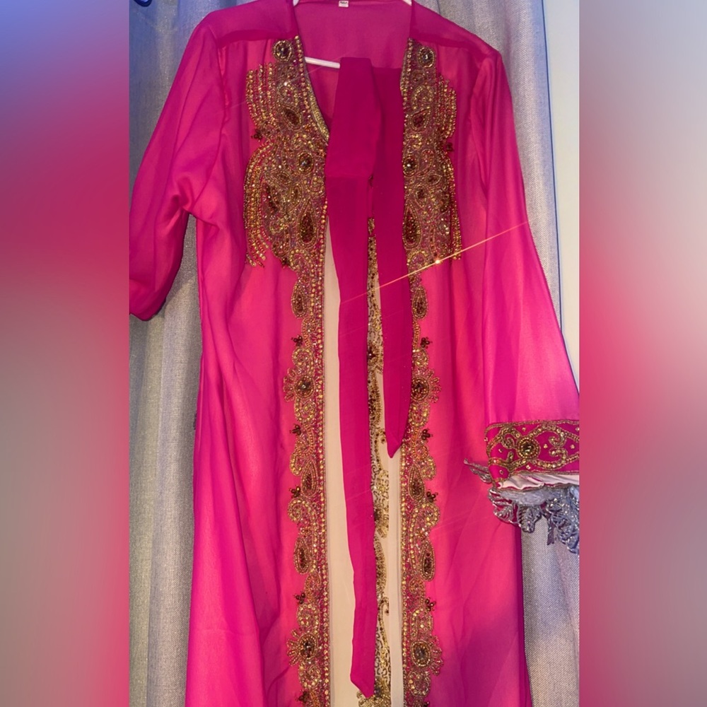 this is a hot pink kaftan an it also comes with a scarf